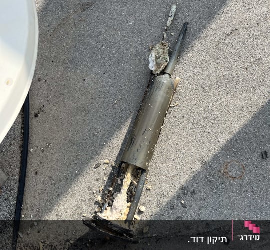 חלקי דוד שמש שבור עם חלודה ולכלוך